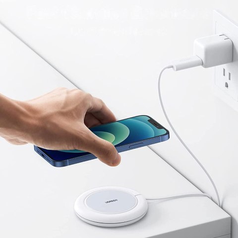 Ładowarka bezprzewodowa Qi 15W z silikonowym etui kompatybilna z MagSafe biały UGREEN Ładowarka bezprzewodowa Qi 15W z silikonowym etui kompatybilna z MagSafe biały UGREEN