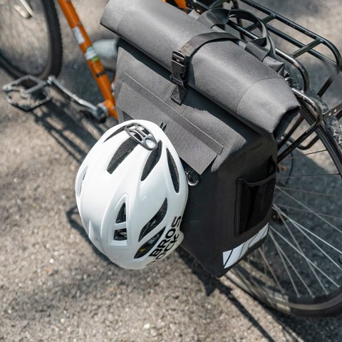 Sakwa rowerowa z funkcją plecaka wodoodporna z zaczepem na kask 18l - czarna ROCKBROS