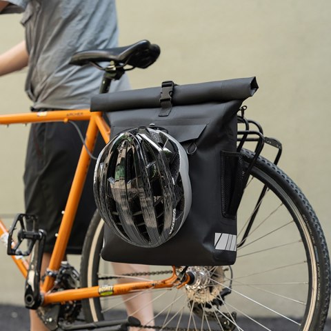 Sakwa rowerowa z funkcją plecaka wodoodporna z zaczepem na kask 18l - czarna ROCKBROS