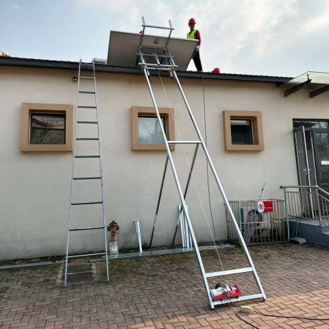 Winda wciągarka dekarska budowlana z pilotem 15 m do 200 kg 1500 W MSW