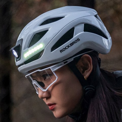 Kask rowerowy ze zintegrowanym oświetleniem wielokierunkowym USB-C 57-61 cm - biały ROCKBROS
