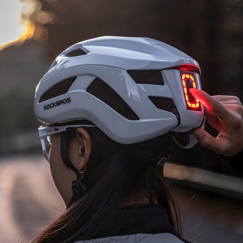 Kask rowerowy ze zintegrowanym oświetleniem wielokierunkowym USB-C 57-61 cm - biały ROCKBROS