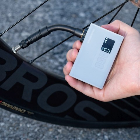 Pompka akumulatorowa kompresor LED 420mAh 120 psi - czarna ROCKBROS