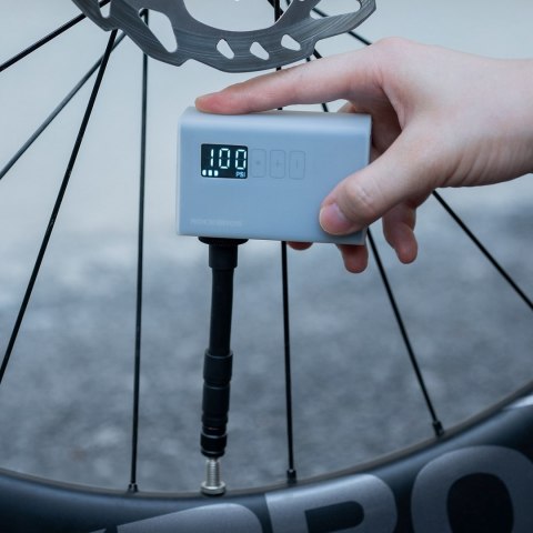 Pompka akumulatorowa kompresor LED 420mAh 120 psi - czarna ROCKBROS
